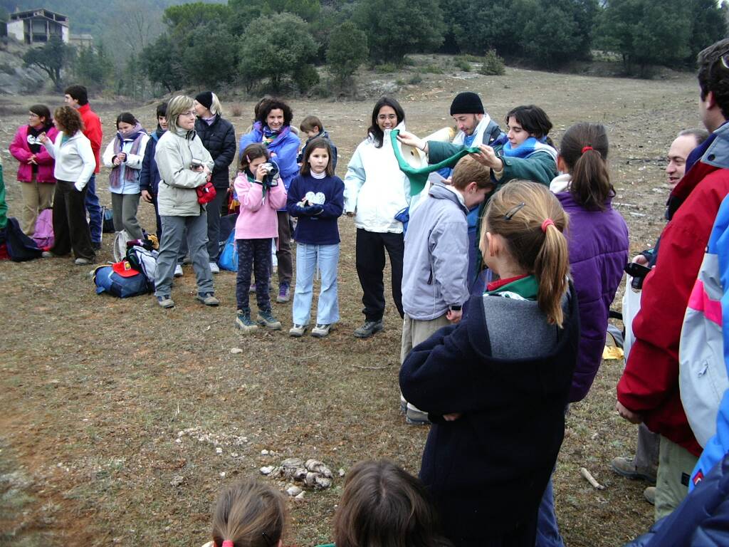 Niños con fulard verde